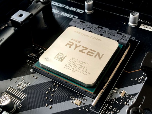 What are the best practices for setting up a high-end workstation for graphic design with an AMD Radeon Pro GPU?